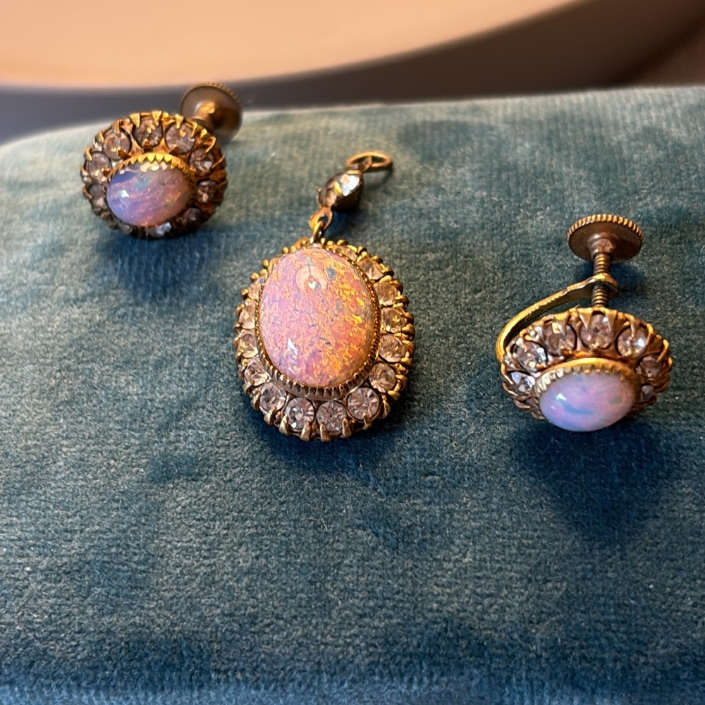 Gorgeous vintage faux opal pendant, screw on earrings surrounded by rhinestones!